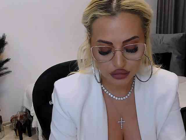lovelyblondyx webcam