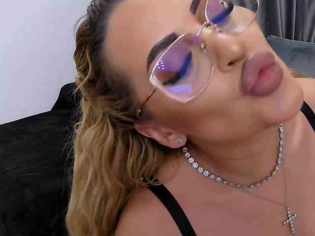 lovelyblondyx webcam