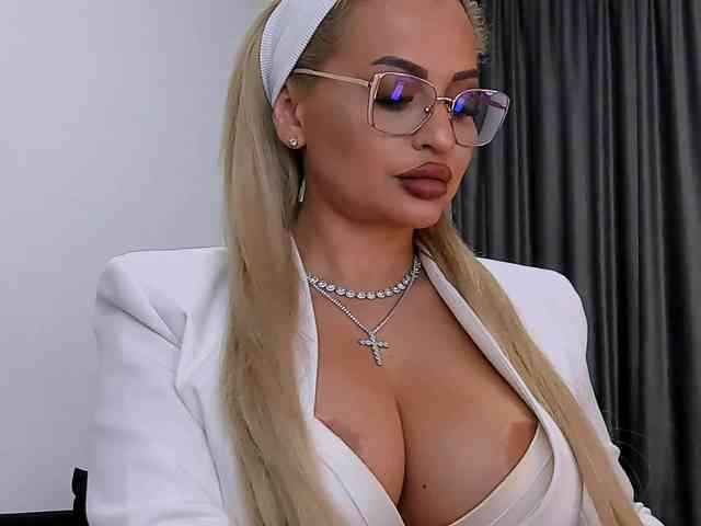 lovelyblondyx webcam