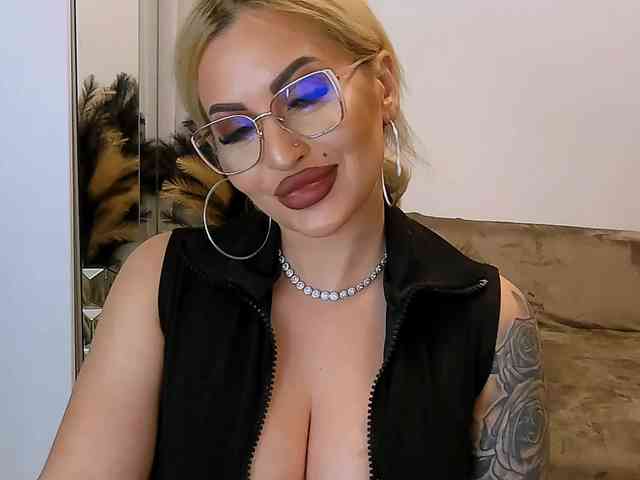 lovelyblondyx webcam