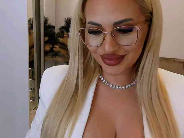 lovelyblondyx webcam
