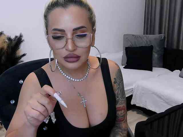 lovelyblondyx webcam