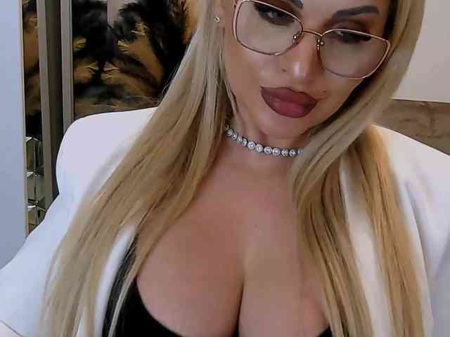 lovelyblondyx webcam