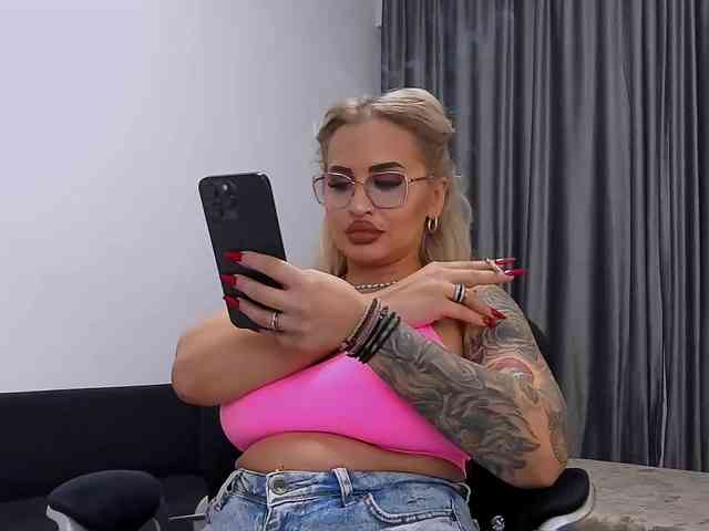 lovelyblondyx webcam