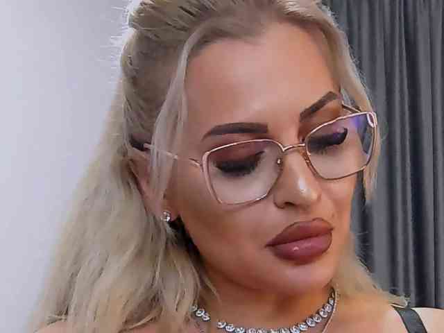 lovelyblondyx webcam