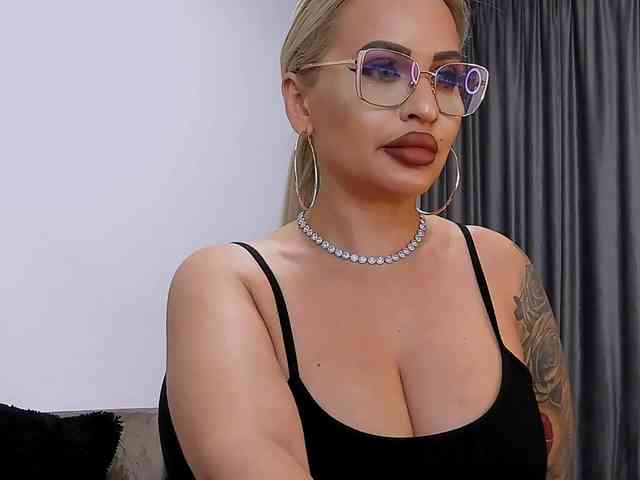 lovelyblondyx webcam