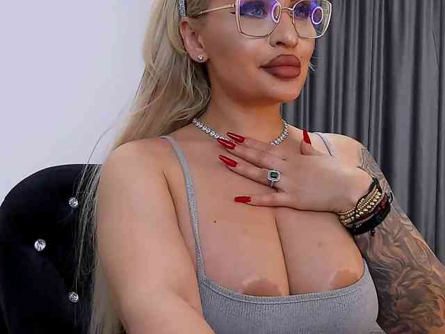 lovelyblondyx webcam