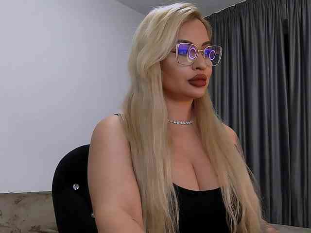 lovelyblondyx webcam