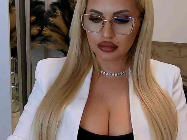 lovelyblondyx webcam