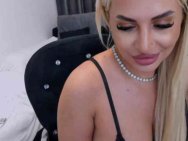 lovelyblondyx webcam