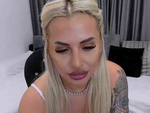 lovelyblondyx webcam