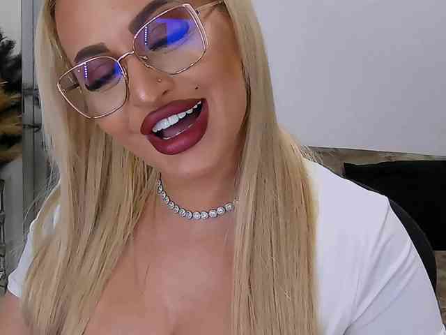 lovelyblondyx webcam