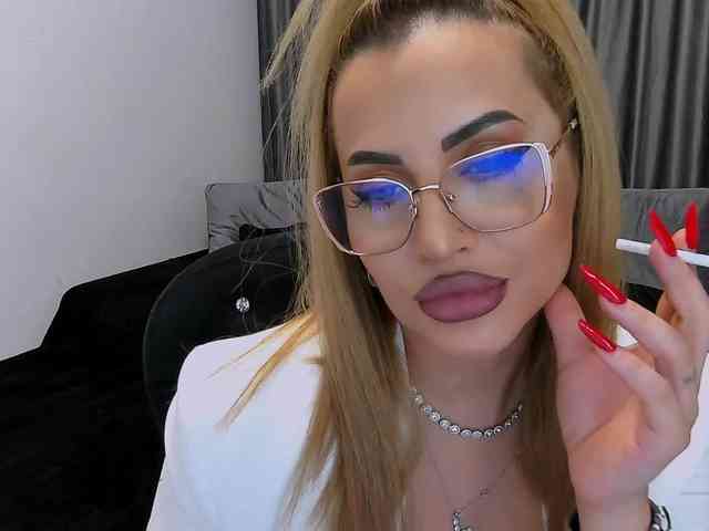 lovelyblondyx webcam