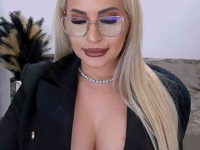 lovelyblondyx webcam