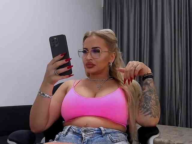 lovelyblondyx webcam
