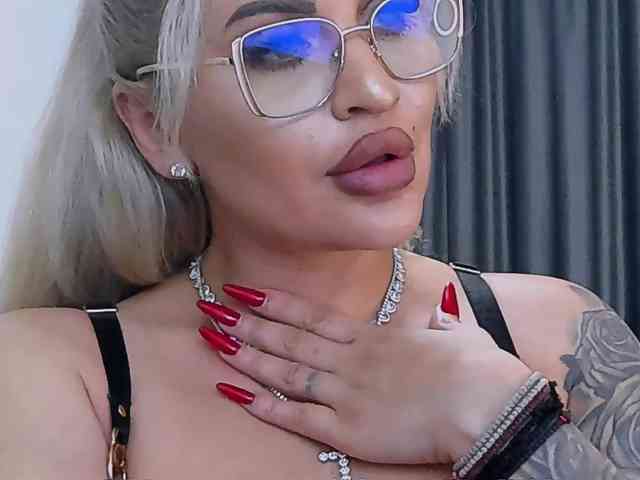 lovelyblondyx webcam