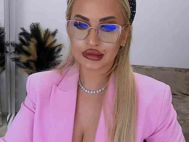 lovelyblondyx webcam