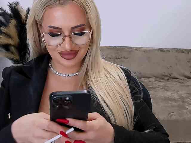 lovelyblondyx webcam