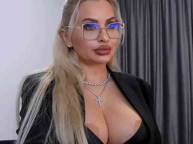 lovelyblondyx webcam