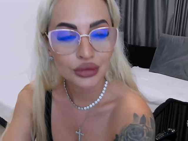 lovelyblondyx webcam