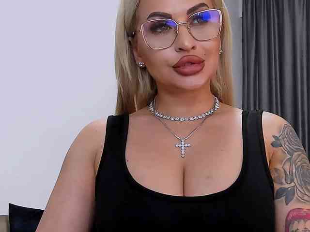 lovelyblondyx webcam