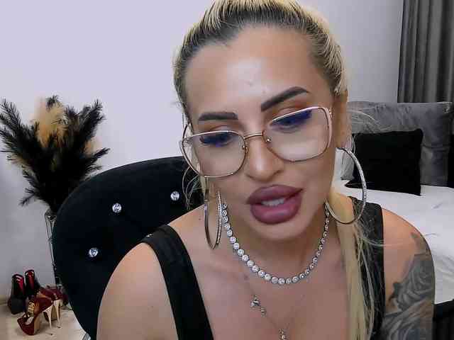 lovelyblondyx webcam
