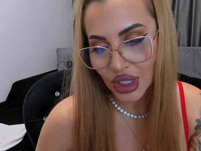 lovelyblondyx webcam