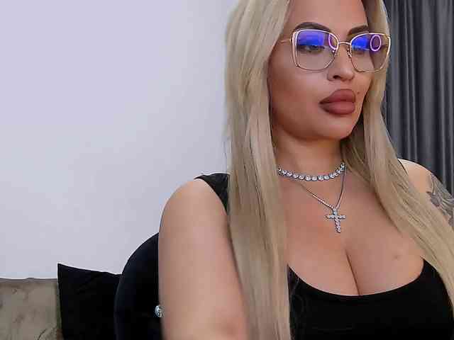 lovelyblondyx webcam