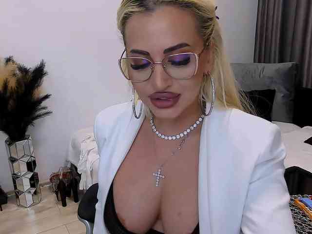 lovelyblondyx webcam