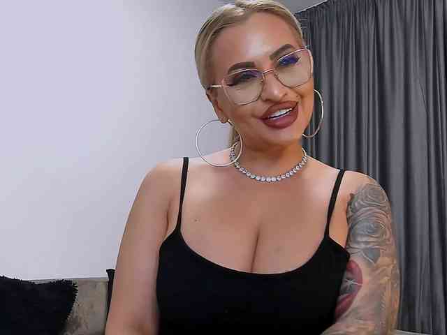 lovelyblondyx webcam