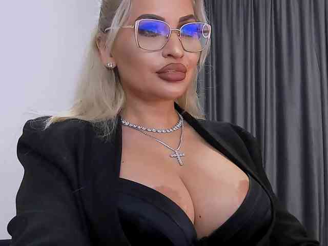 lovelyblondyx webcam
