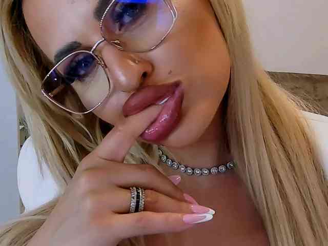 lovelyblondyx webcam
