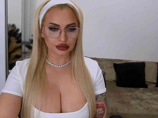 lovelyblondyx webcam