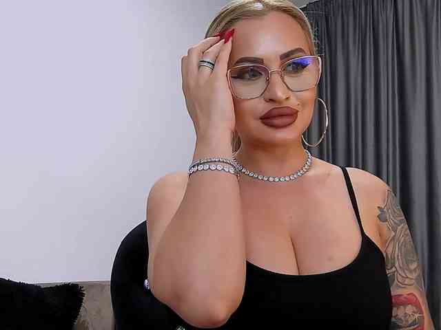 lovelyblondyx webcam