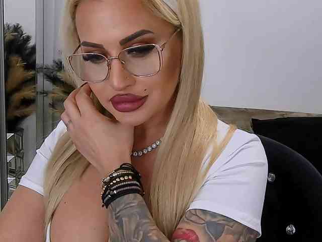 lovelyblondyx webcam