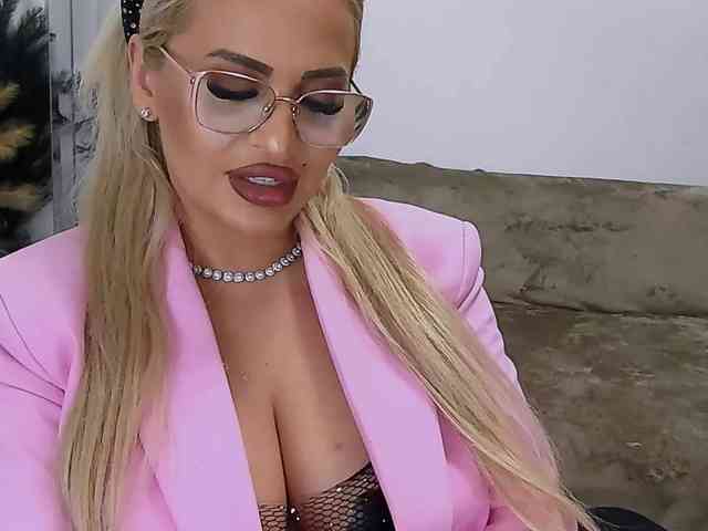 lovelyblondyx webcam