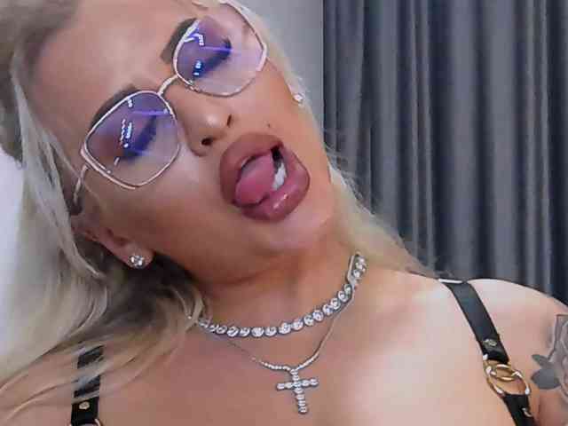 lovelyblondyx webcam
