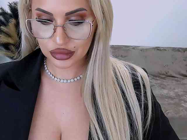 lovelyblondyx webcam