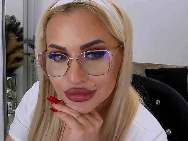 lovelyblondyx webcam