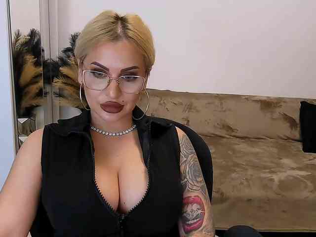 lovelyblondyx webcam