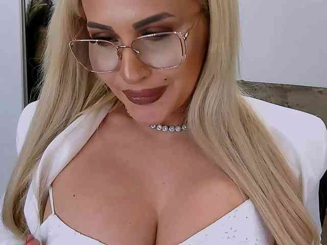 lovelyblondyx webcam