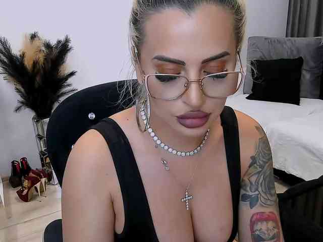 lovelyblondyx webcam