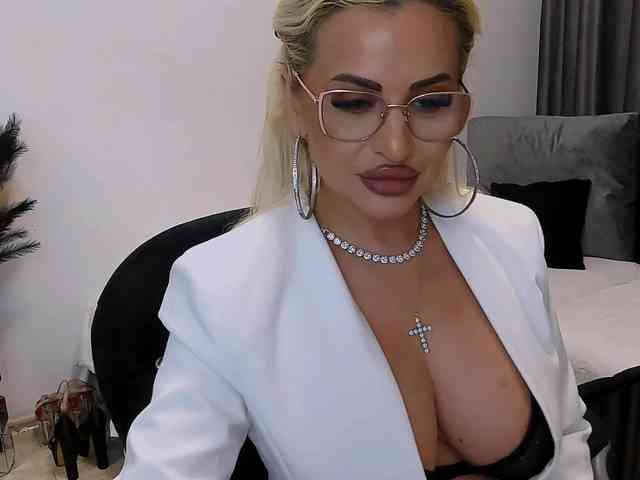 lovelyblondyx webcam