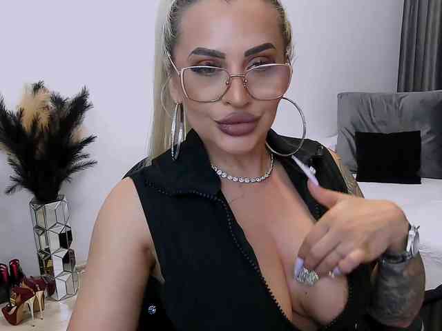 lovelyblondyx webcam