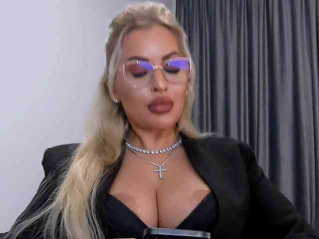 lovelyblondyx webcam