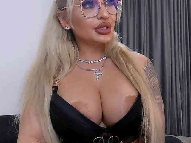 lovelyblondyx webcam