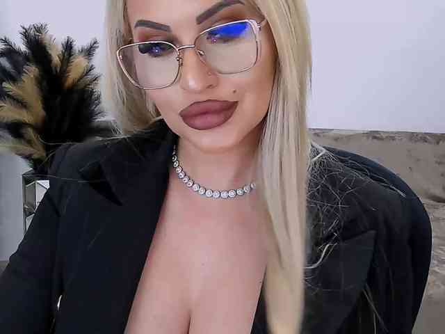 lovelyblondyx webcam