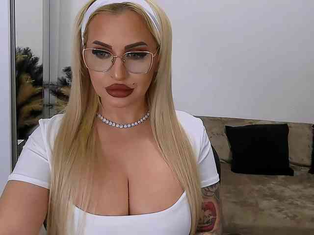 lovelyblondyx webcam