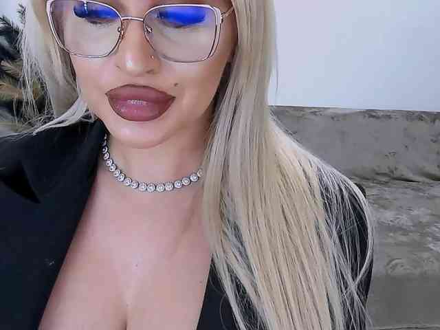 lovelyblondyx webcam