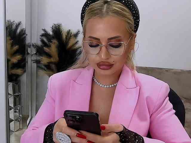 lovelyblondyx webcam